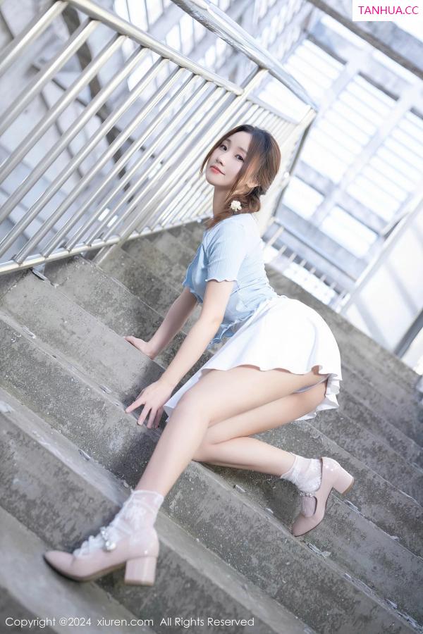   [XiuRen]高清写真图 2024.04.10 No.8369 杏子Yada 短裙美腿第18张图片